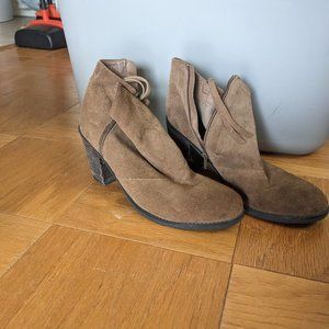 Size 10 Faux Suede Brown boots with Tassel